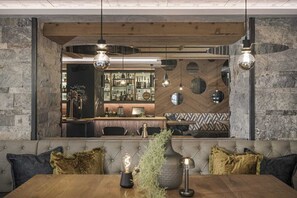 供應早餐、午餐和晚餐,當地和國際料理