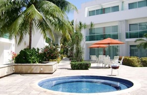 Outdoor spa tub - Hotel Los Cocos (Chetumal)