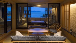Suite – executive, spabadekar, utsikt mot innsjø (Koyu Elegant Suite) | Dundyner, safe på rommet, skrivebord og blendingsgardiner