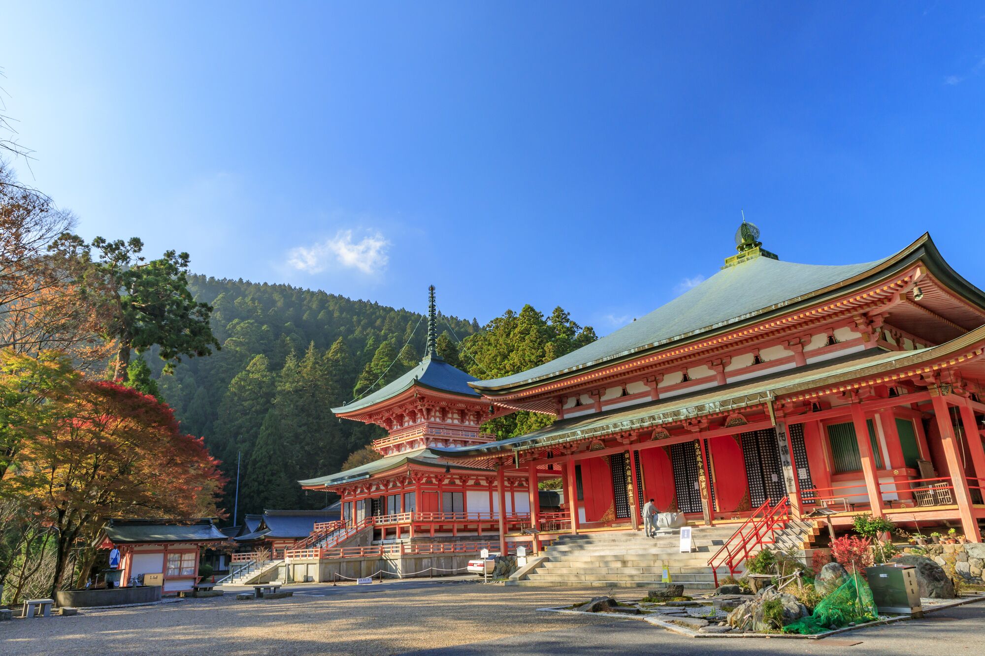 Un temple japonais traditionnel doté d’une grande salle principale et d’un sanctuaire plus petit.