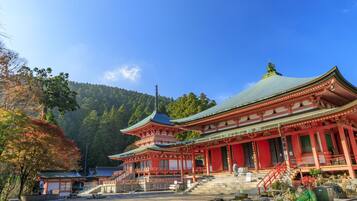 Un temple japonais traditionnel doté d’une grande salle principale et d’un sanctuaire plus petit.