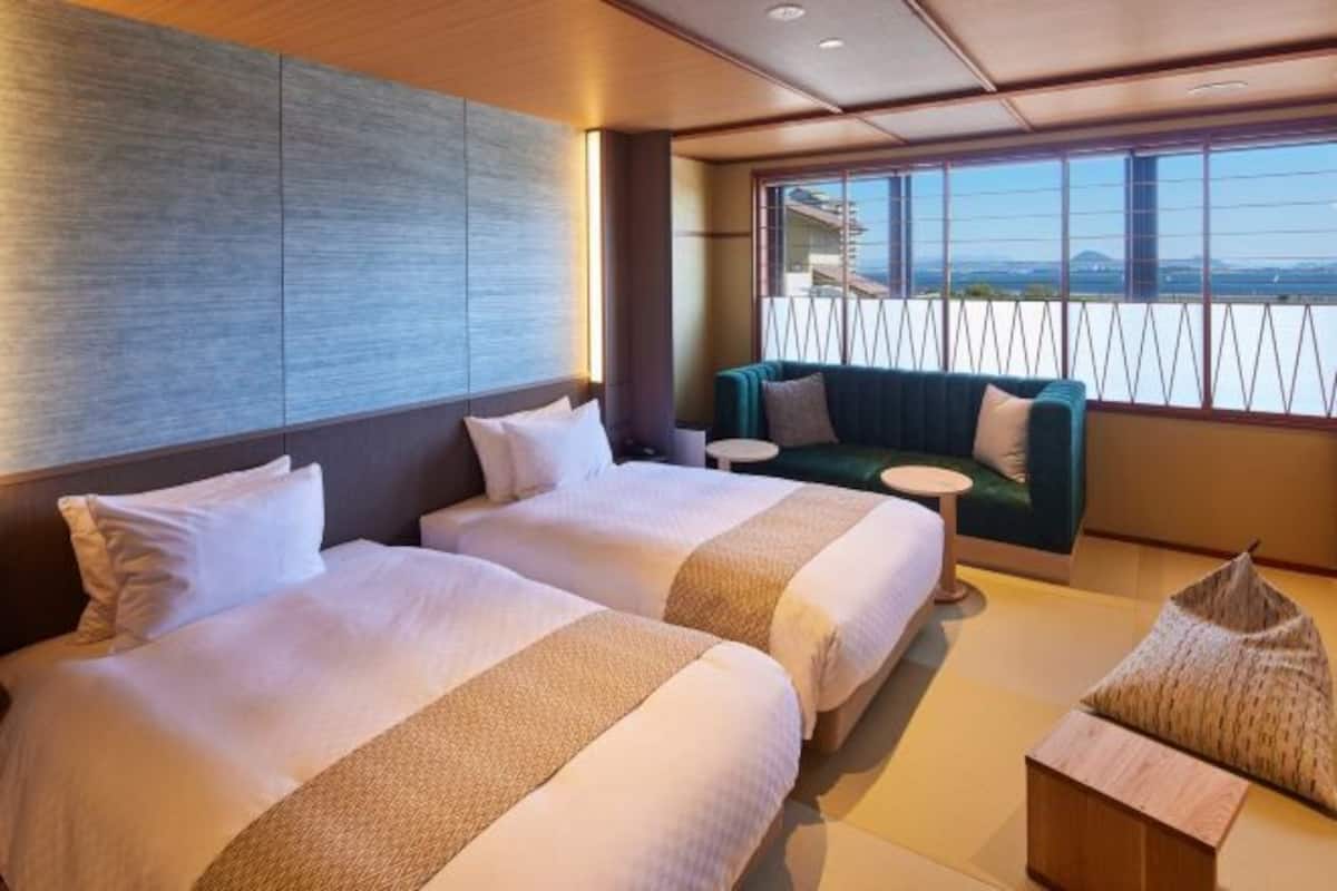 Down duvets, in-room safe, desk, blackout curtains