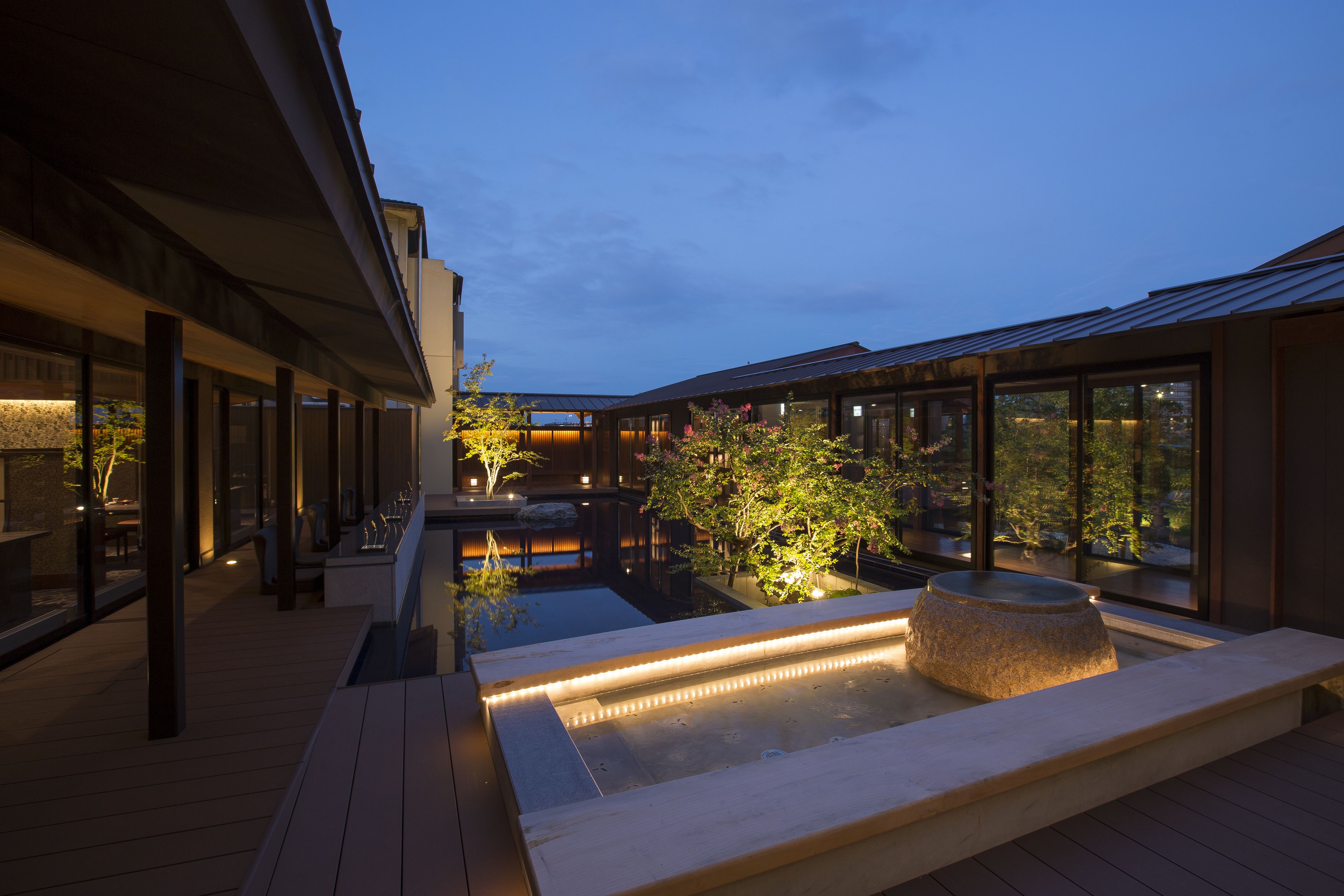 Massage mô sâu, massage Thái, chăm sóc da mặt, liệu pháp ấn huyệt đạo 