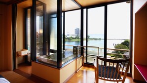 Rom – comfort, spabadekar, utsikt mot innsjø (Yuuga Japanese-Western Style Room) | Dundyner, safe på rommet, skrivebord og blendingsgardiner