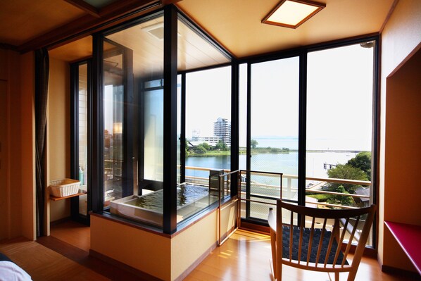 舒適客房, 熱水浴缸, 湖景 (Yuuga Japanese-Western Style Room) | 羽絨被、客房內保險箱、書桌、遮光布/窗簾