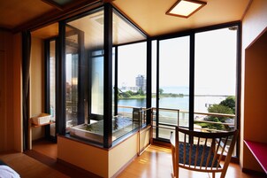 舒適客房, 熱水浴缸, 湖景 (Yuuga Japanese-Western Style Room) | 羽絨被、客房內保險箱、書桌、遮光布/窗簾