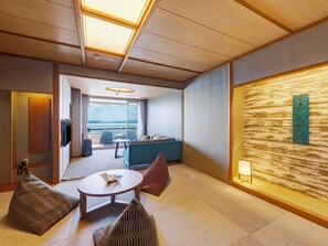 Habitación Deluxe, vista al lago (Biwa No Kaze Japanese style room) | Edredón, caja de seguridad en la habitación y escritorio 