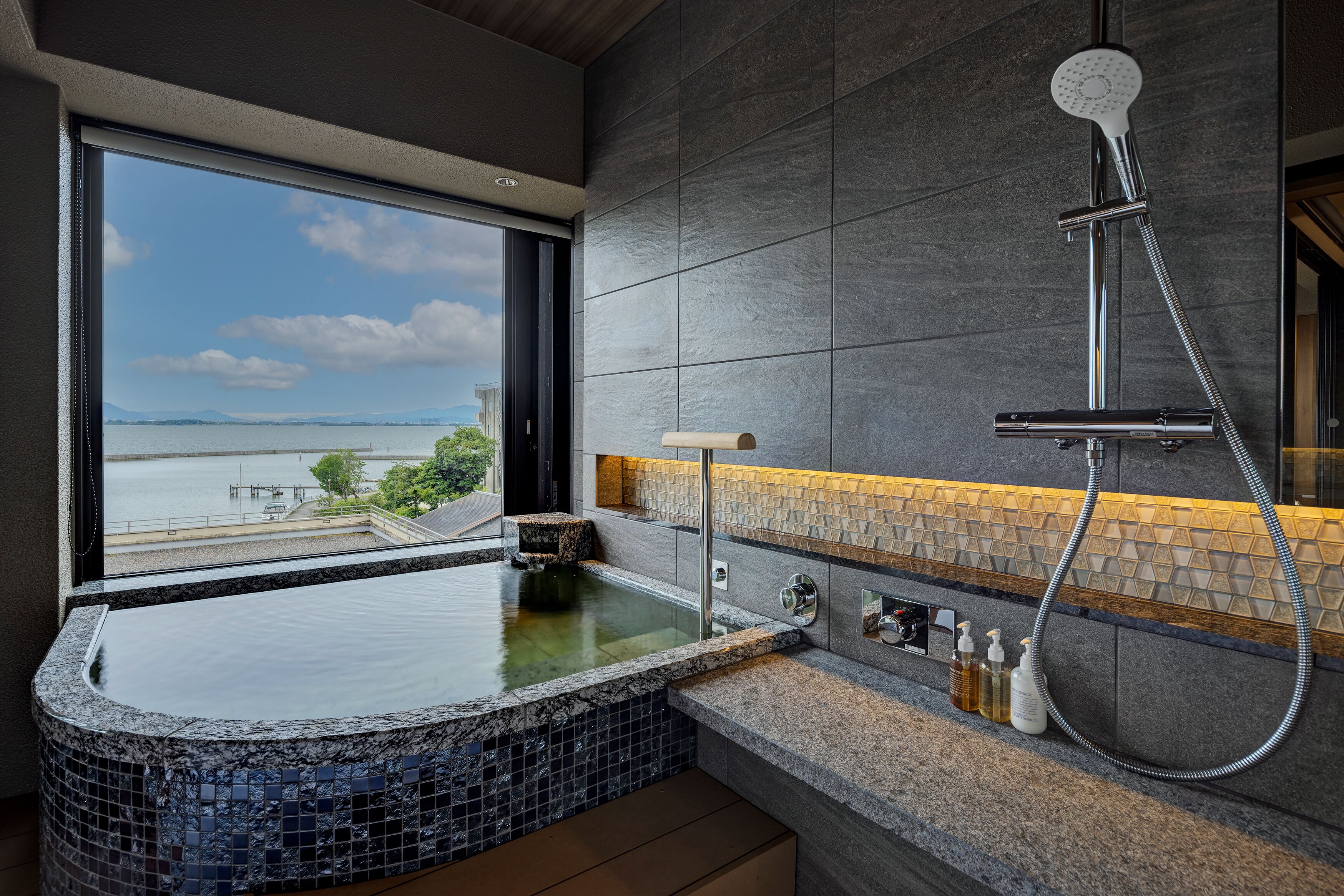 Phòng Suite Executive, bồn tắm nước nóng, quang cảnh hồ (Koyu Elegant Suite) | Phòng tắm | Đồ dùng nhà tắm miễn phí, máy sấy tóc, dép đi trong nhà 