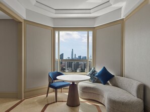 Minibar, caja de seguridad en la habitación y escritorio 