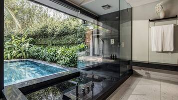 Bồn tắm và buồng tắm vòi sen riêng, vòi sen phun mưa