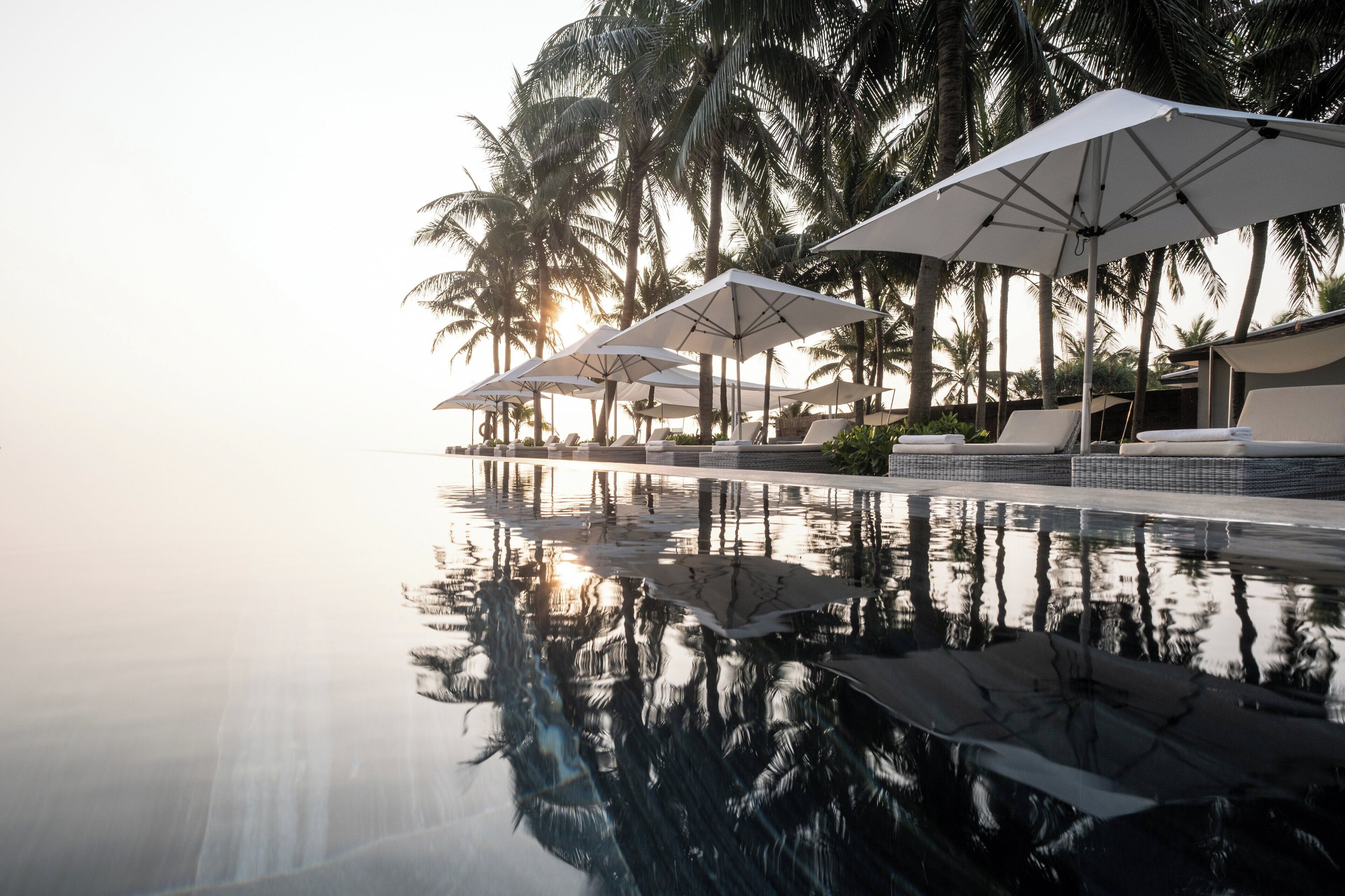 2 つの屋外プール、プール パラソル、サンラウンジャー