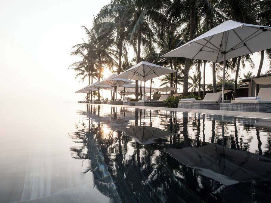 2 piscine all'aperto, ombrelloni da piscina, lettini