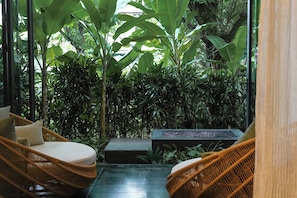 Couples treatment room(s), sauna, hot tub, steam room, body treatments