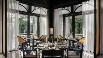 2 restaurants; breakfast, lunch, dinner and brunch served