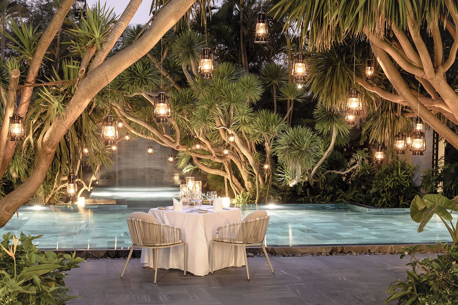 2 か所のレストラン、朝食、ランチ、ディナーに営業 (アジア料理)