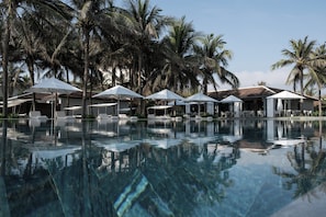 2 piscines extérieures, parasols de plage, chaises longues
