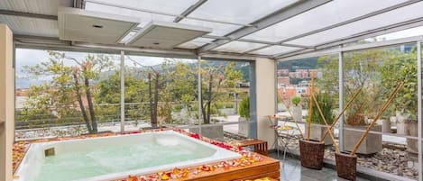 Bubbelpool, kroppsbehandlingar, hydroterapi och kroppsskrubb