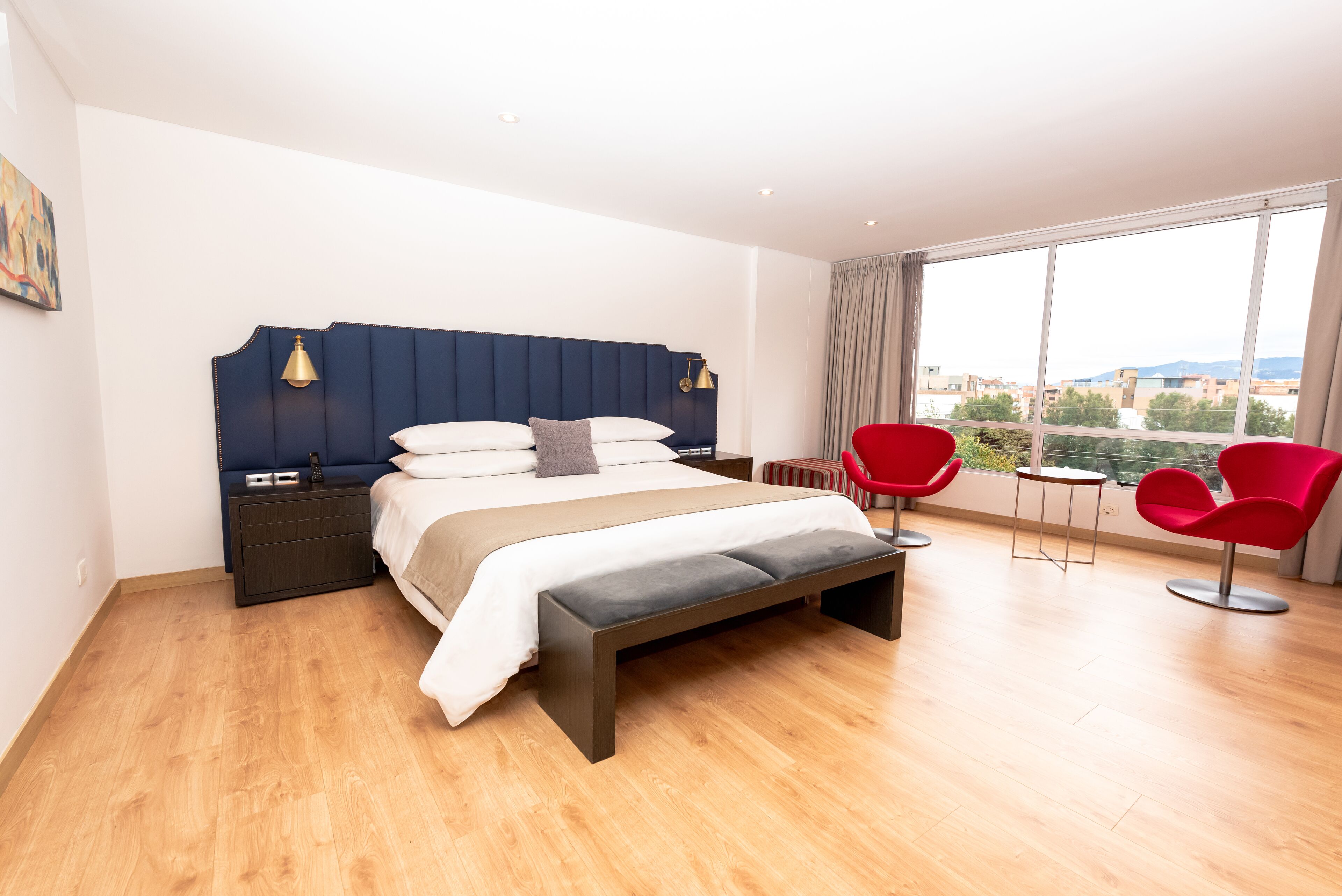 Ropa de cama de alta calidad, cubrecamas y minibar 