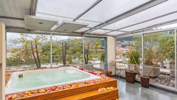 Una bañera de hidromasaje, tratamientos corporales, hidroterapia