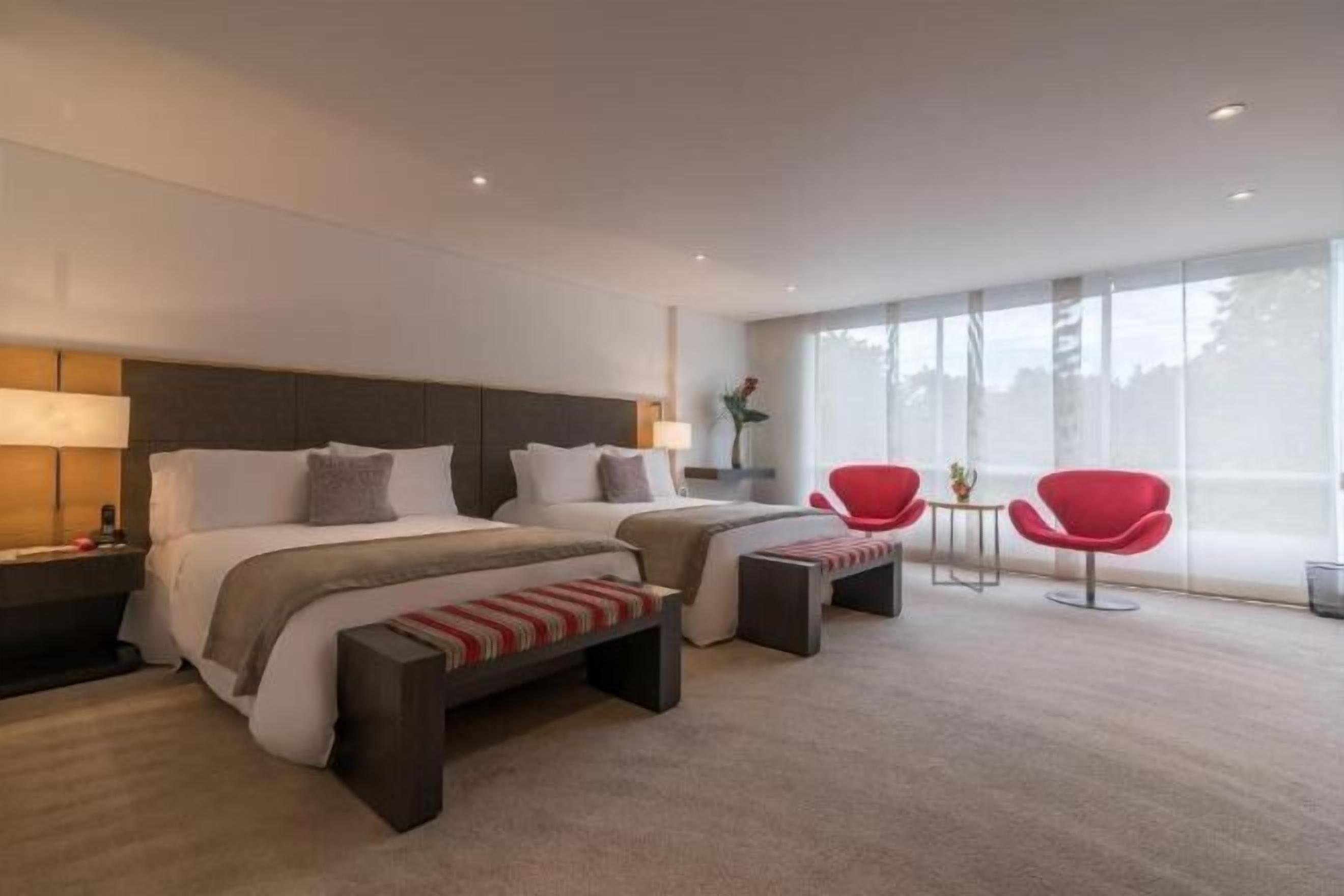 Ropa de cama de alta calidad, cubrecamas y minibar 