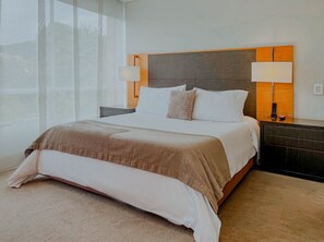 Suíte estúdio, 1 cama Queen | Roupas de cama premium, edredons de pluma, frigobar, cofres nos quartos