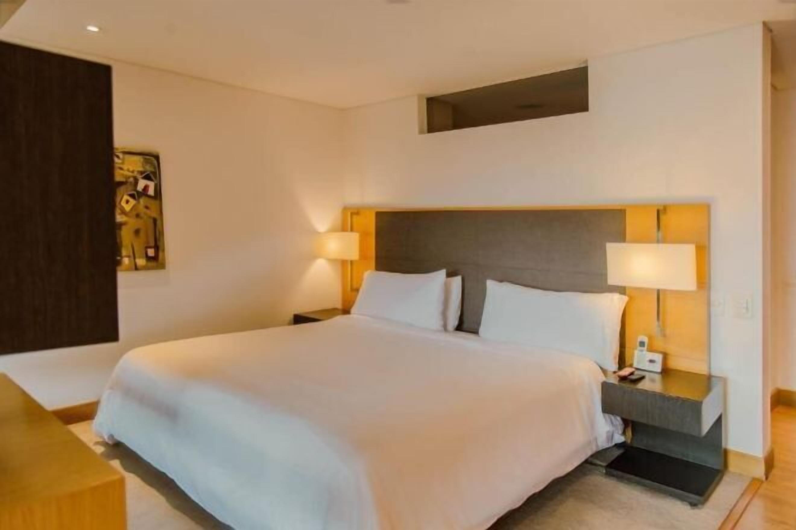 Premium bedding, down comforters, minibar, in-room safe