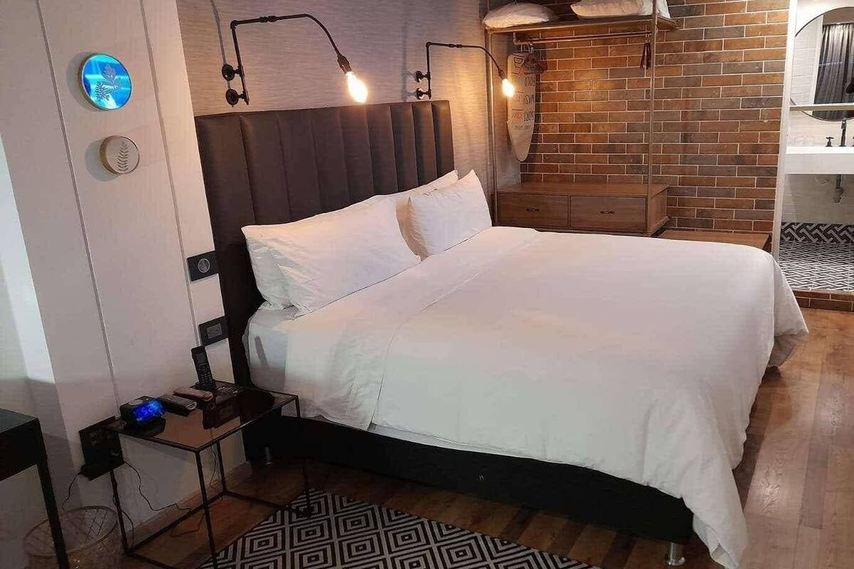 1 King Bed | Roupas de cama premium, edredons de pluma, frigobar, cofres nos quartos