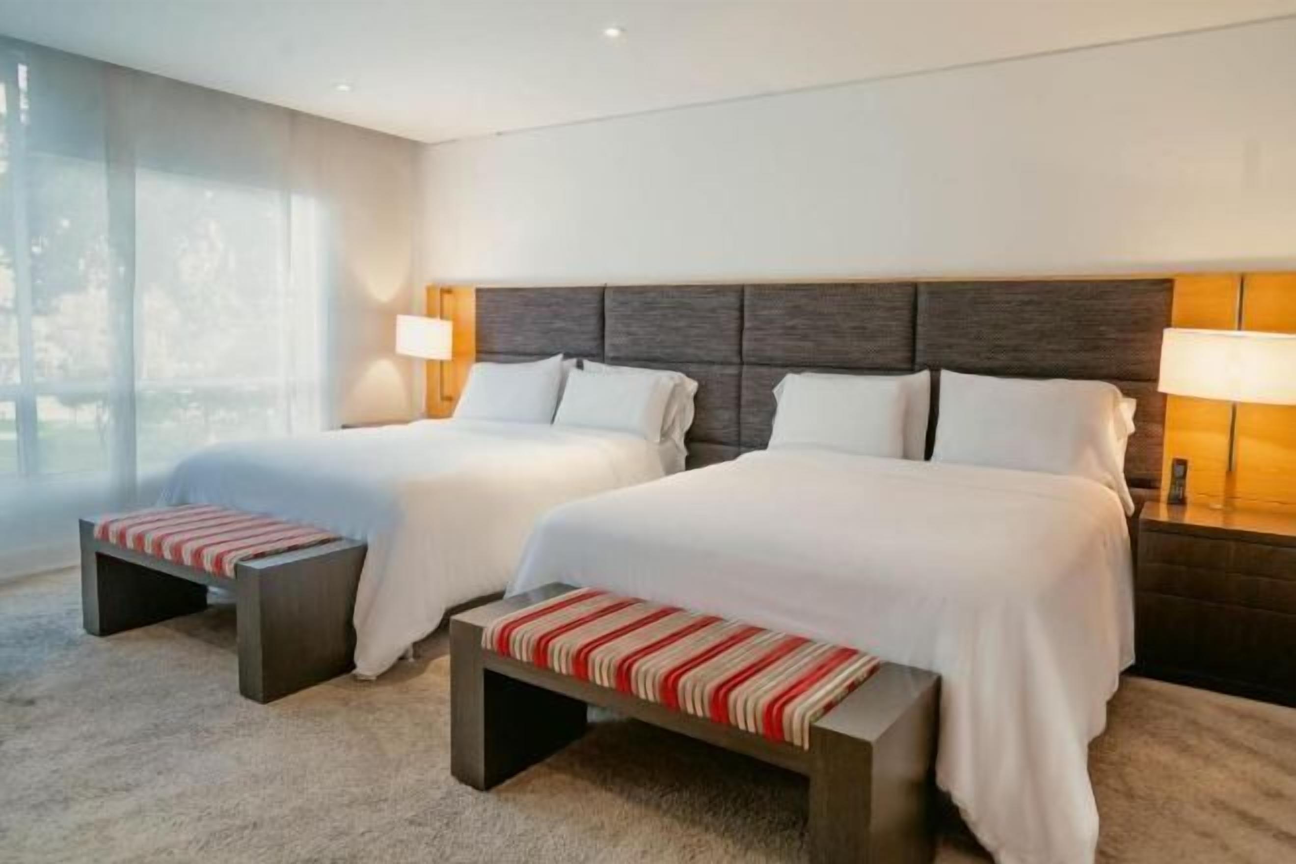 Ropa de cama de alta calidad, cubrecamas y minibar 