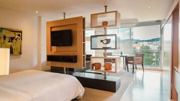 1 King Bed, Premium Room With Balcony | Roupas de cama premium, edredons de pluma, frigobar, cofres nos quartos