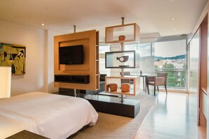 Premium Room, 1 King Bed, Balcony | Premium bedding, down comforters, minibar, in-room safe - Faranda Collection Bogota, a member of Radisson Individuals (Bogotá)