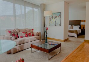 开间套房, 1 张大床 | 高档床上用品、羽绒被、迷你吧、客房内保险箱