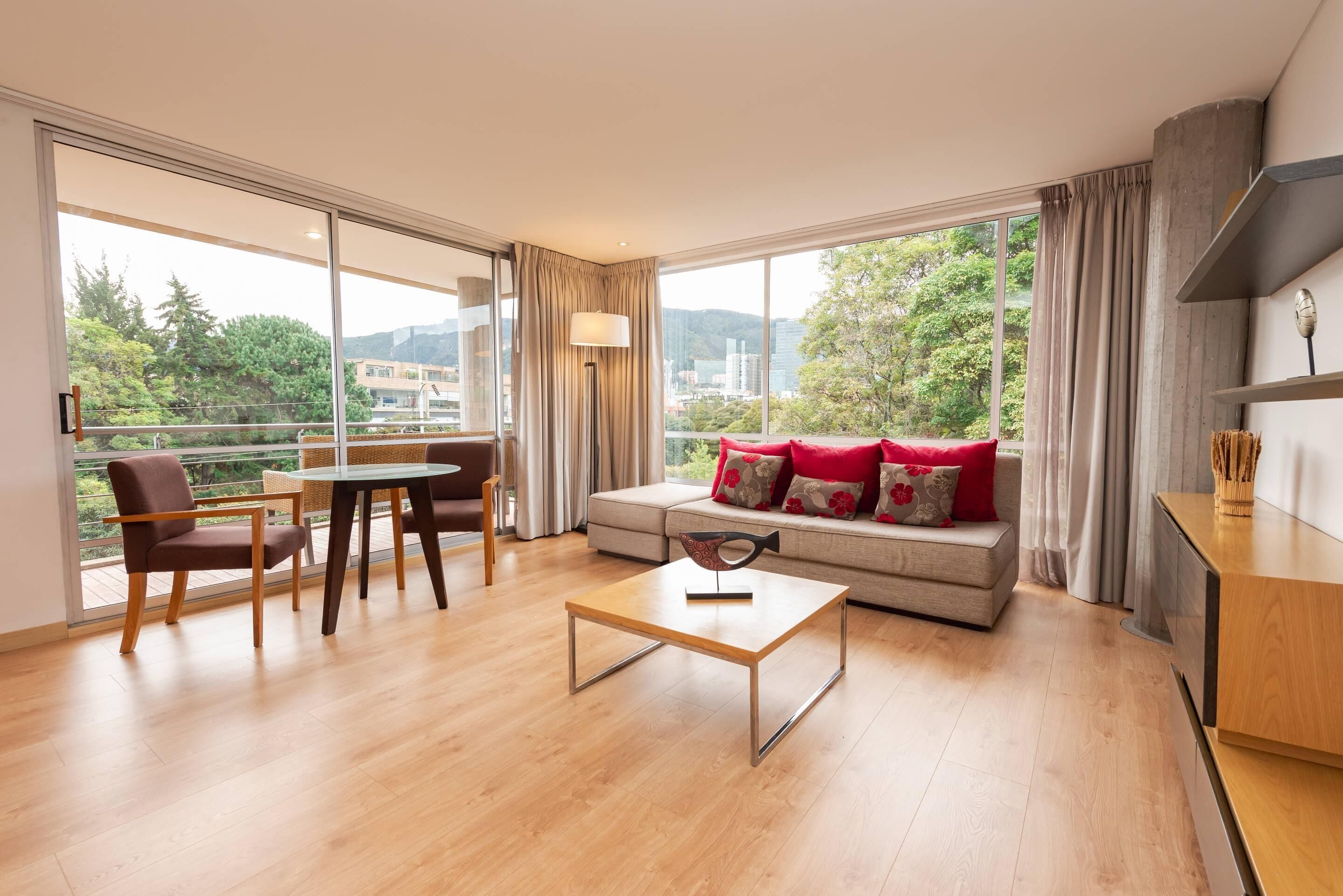 Ropa de cama de alta calidad, cubrecamas y minibar 