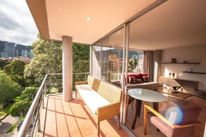 Suite, Plusieurs lits, non-fumeur (Upgrade) | Balcon