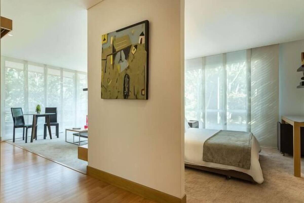 Roupas de cama premium, edredons de pluma, frigobar, cofres nos quartos