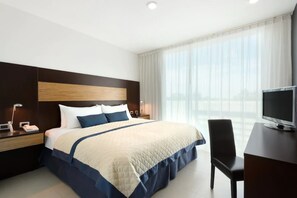 Standard Room, 1 King Bed | Premium bedding, in-room safe, desk, iron/ironing board - Wyndham Garden Silao Bajio Airport (Silao)