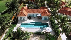 Grand Beach Villa | Living area