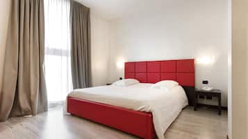 Hochwertige Bettwaren, Zimmersafe, Schreibtisch, Verdunkelungsvorhänge