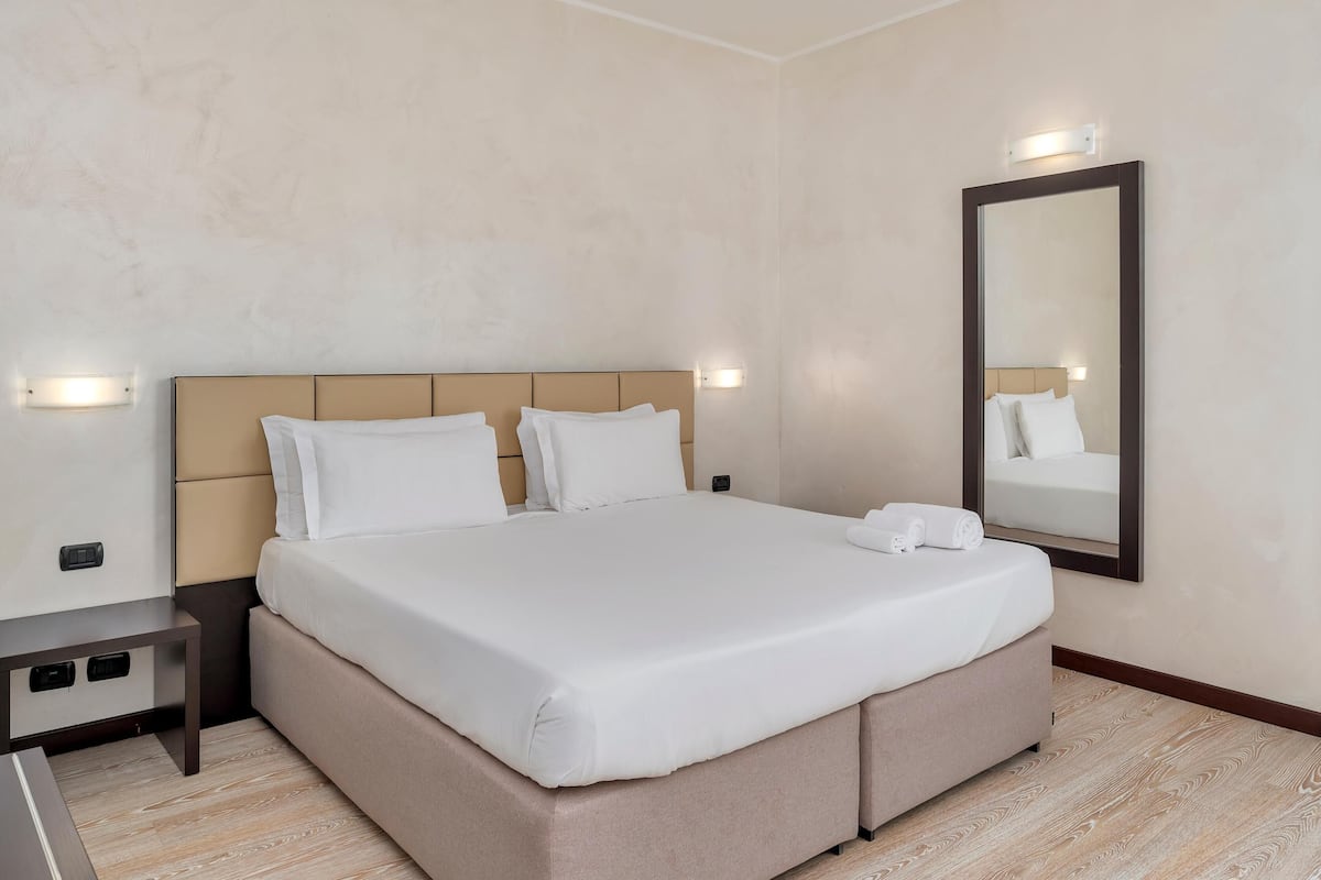 Premium bedding, in-room safe, desk, blackout curtains