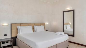 غرفة سوبيريور مزدوجة | أغطية فراش متميزة وخزنة داخل الغرفة ومكتب وستائر تعتيم