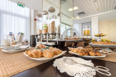 Daily buffet breakfast (EUR 12 per person). B&B HOTELS Park Hotel Cassano