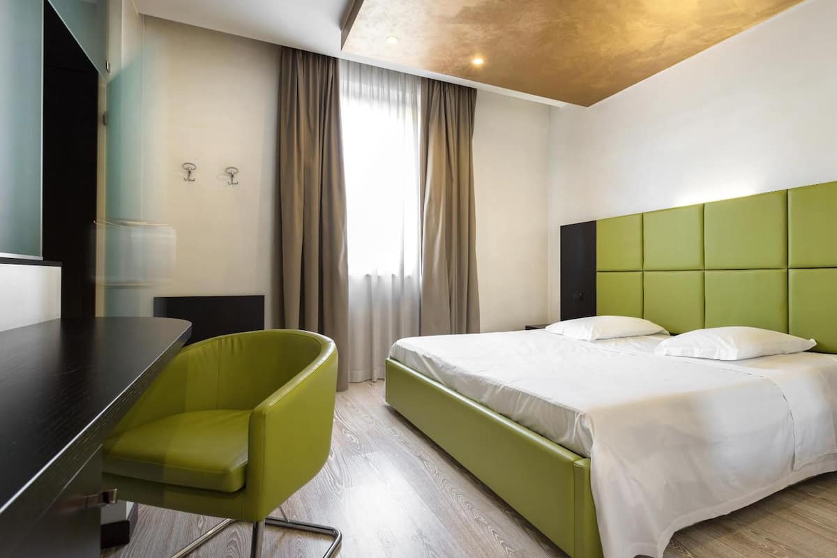 Ropa de cama de alta calidad y caja de seguridad en la habitación