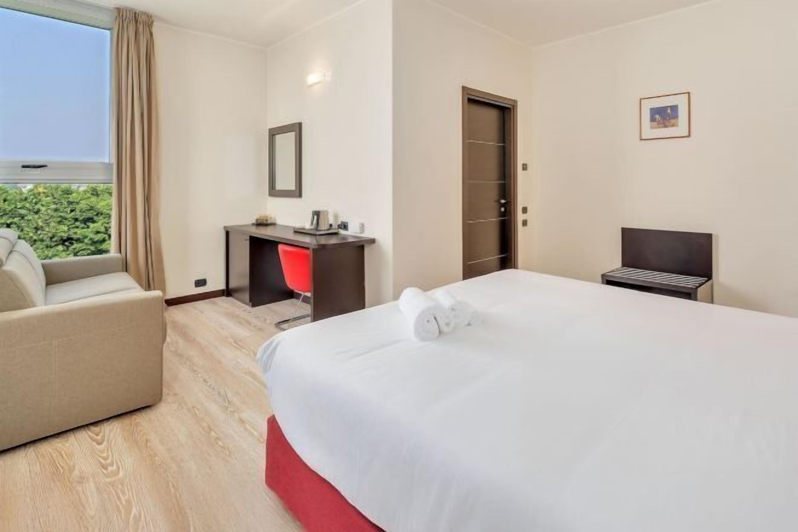 Ropa de cama de alta calidad, caja fuerte, escritorio y cortinas opacas