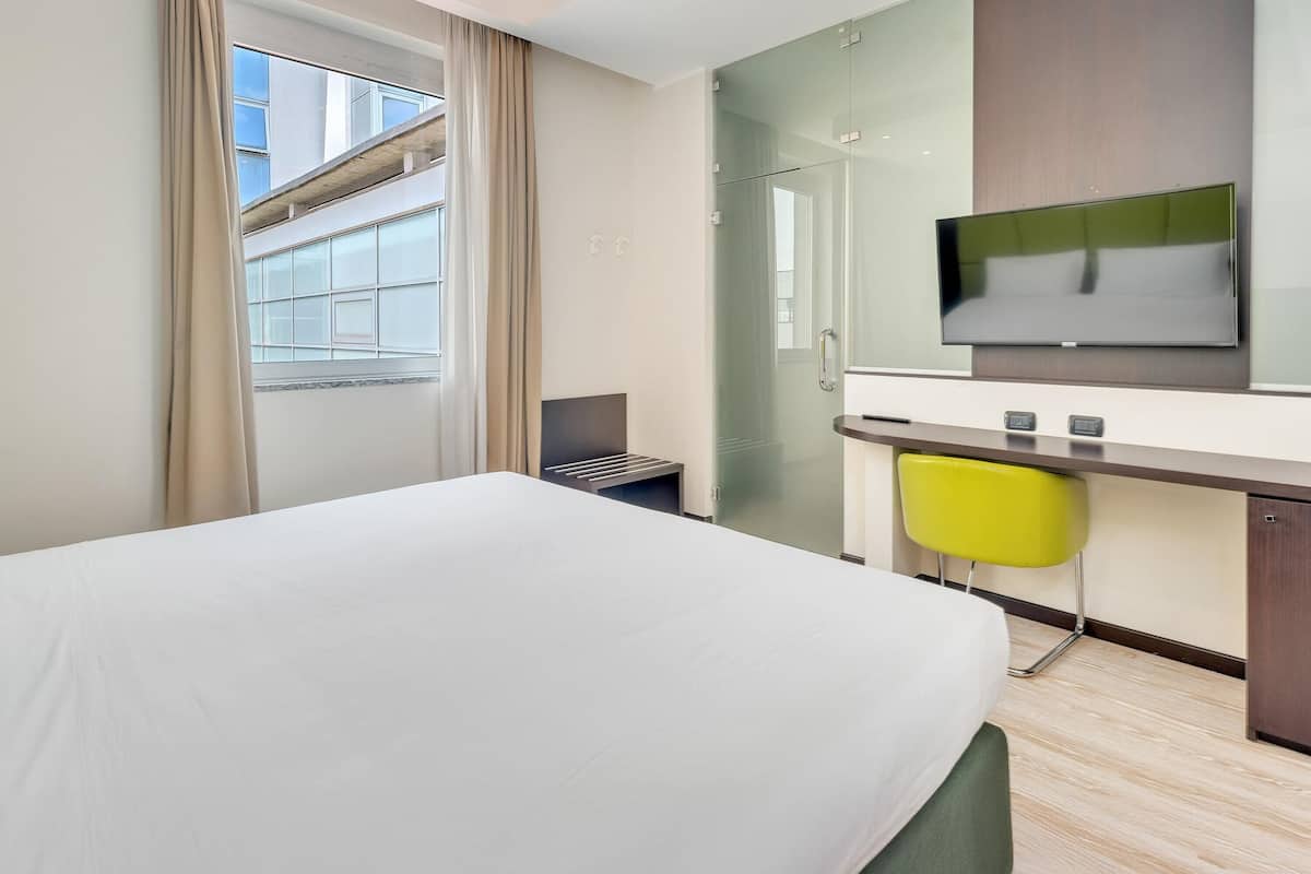 Premium bedding, in-room safe, desk, blackout curtains