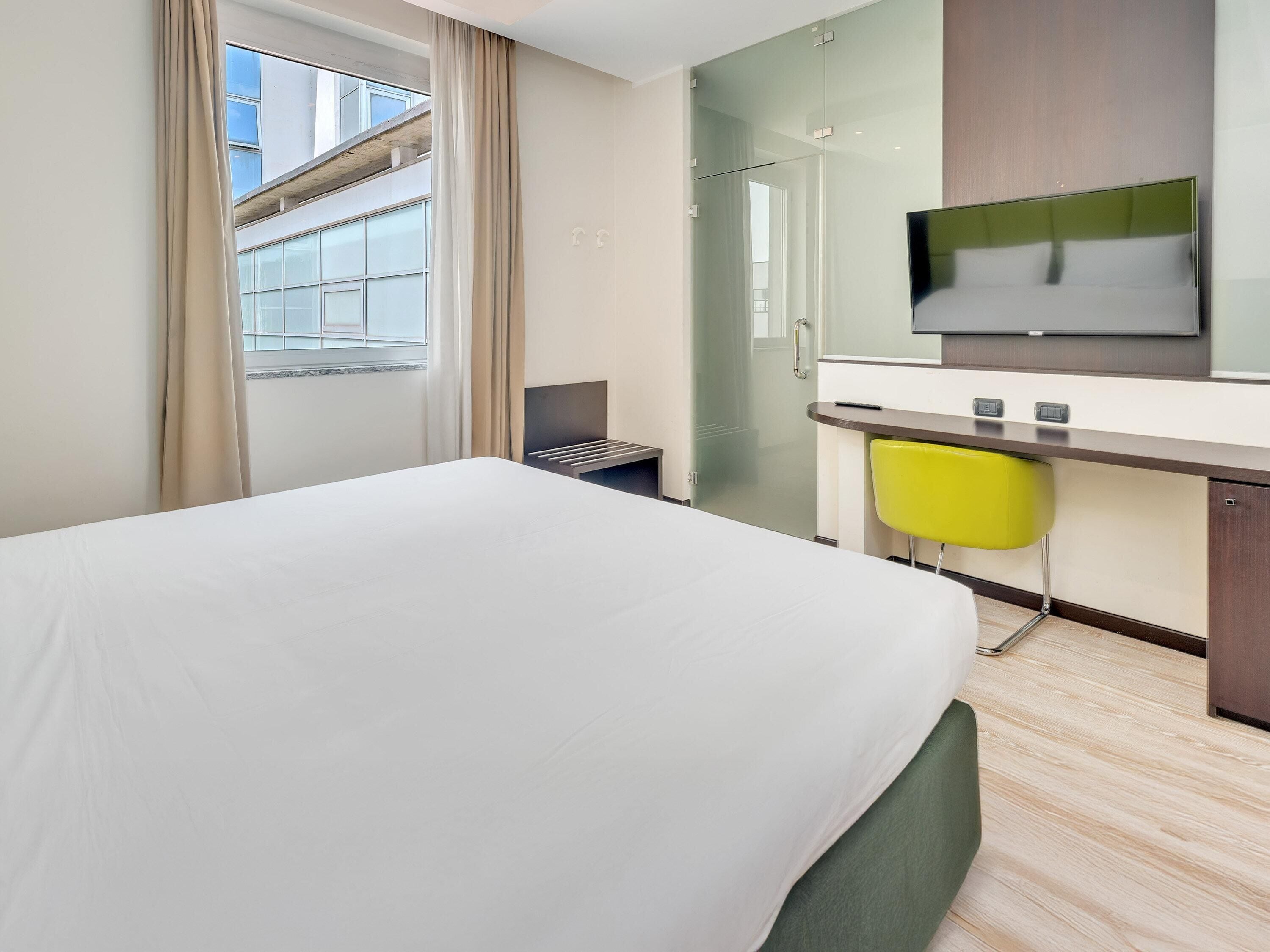 Premium bedding, in-room safe, desk, blackout drapes