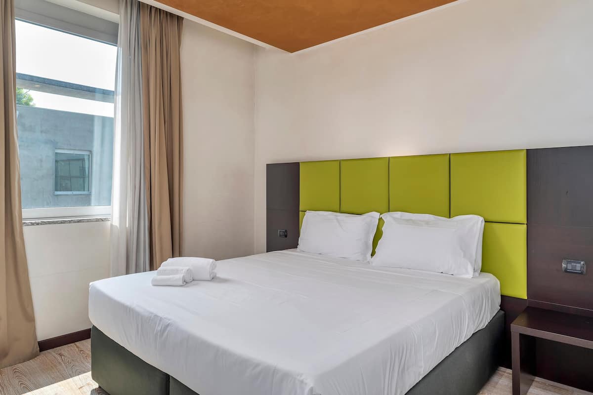 Premium bedding, in-room safe, desk, blackout curtains