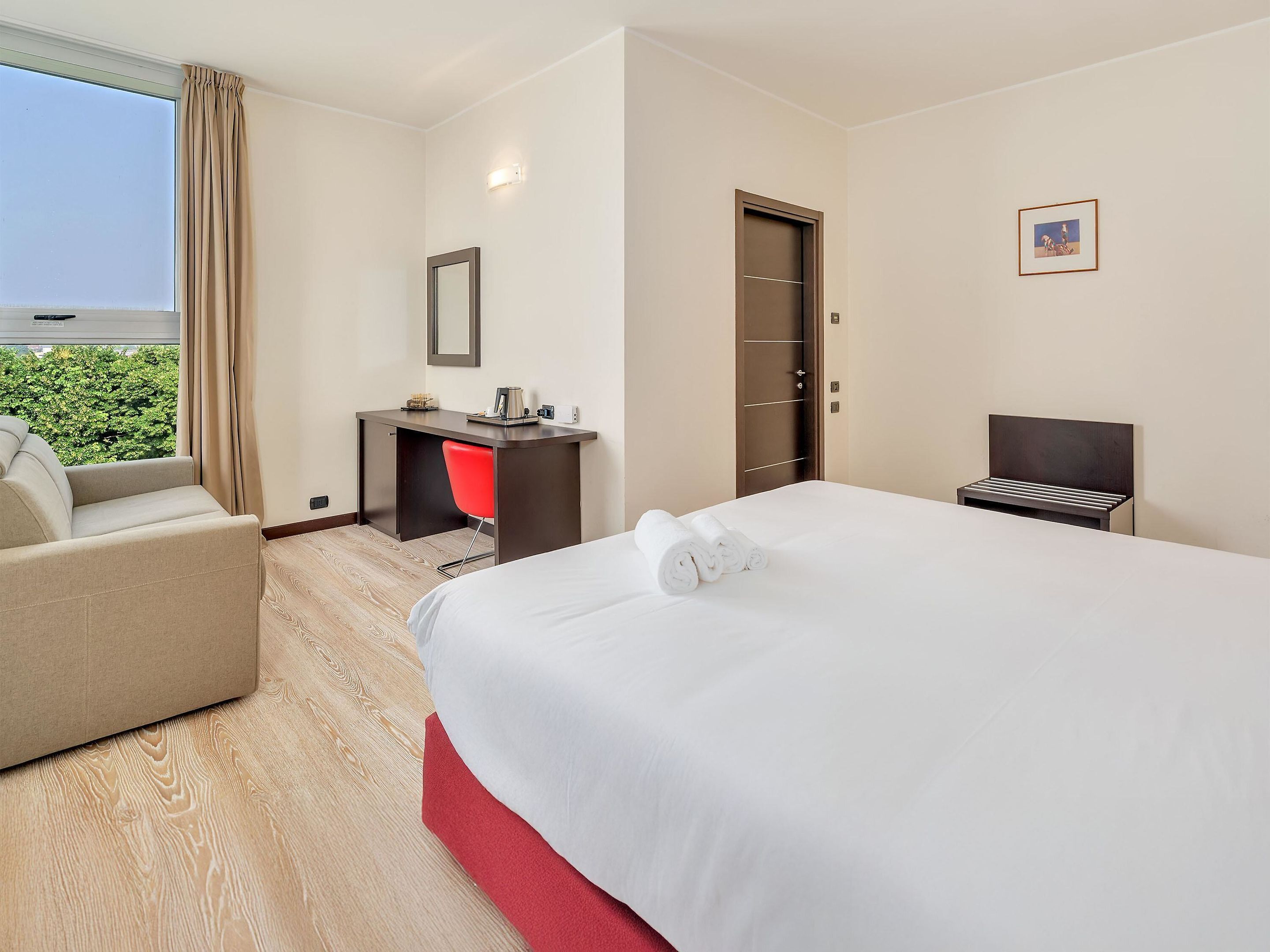 Premium bedding, in-room safe, desk, blackout curtains