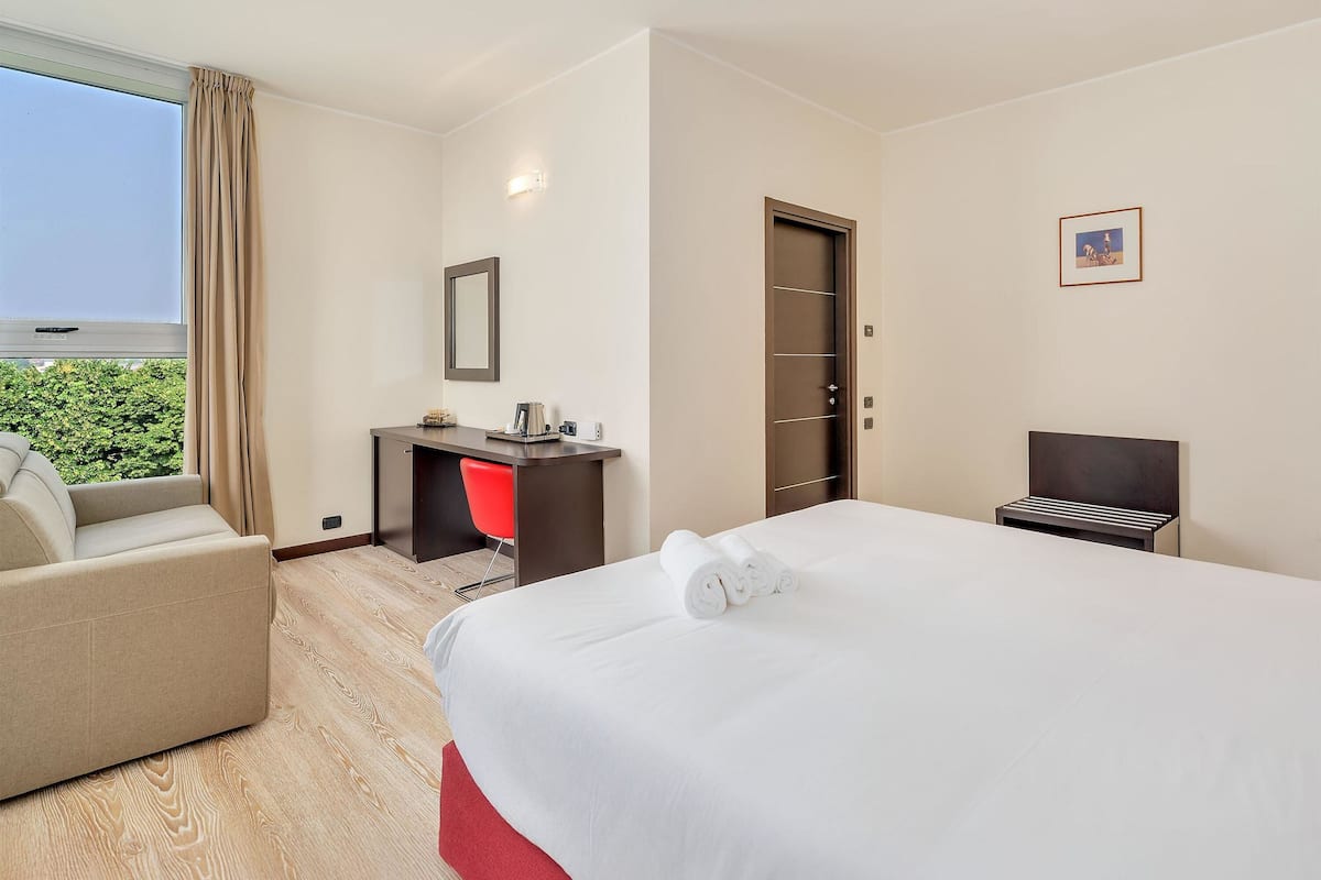 Premium bedding, in-room safe, desk, blackout curtains