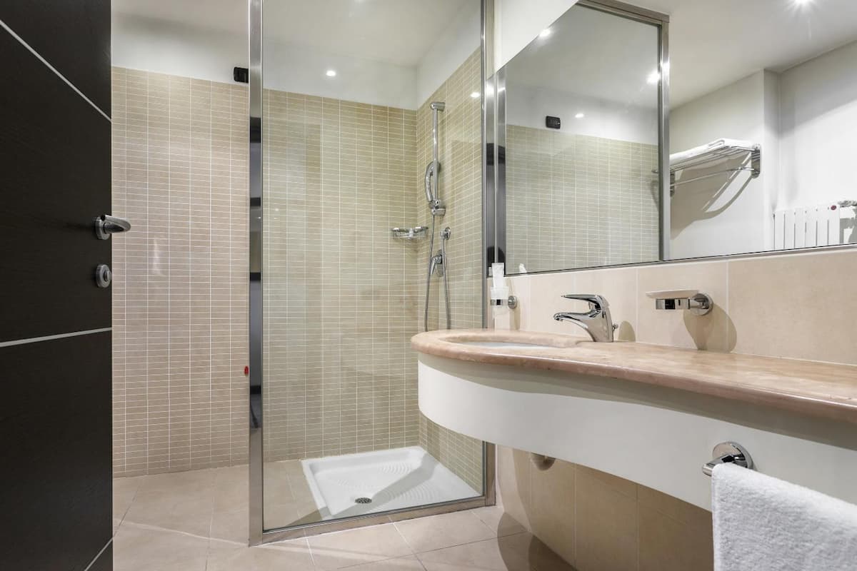 Secador de pelo, bidet, toallas, jabón