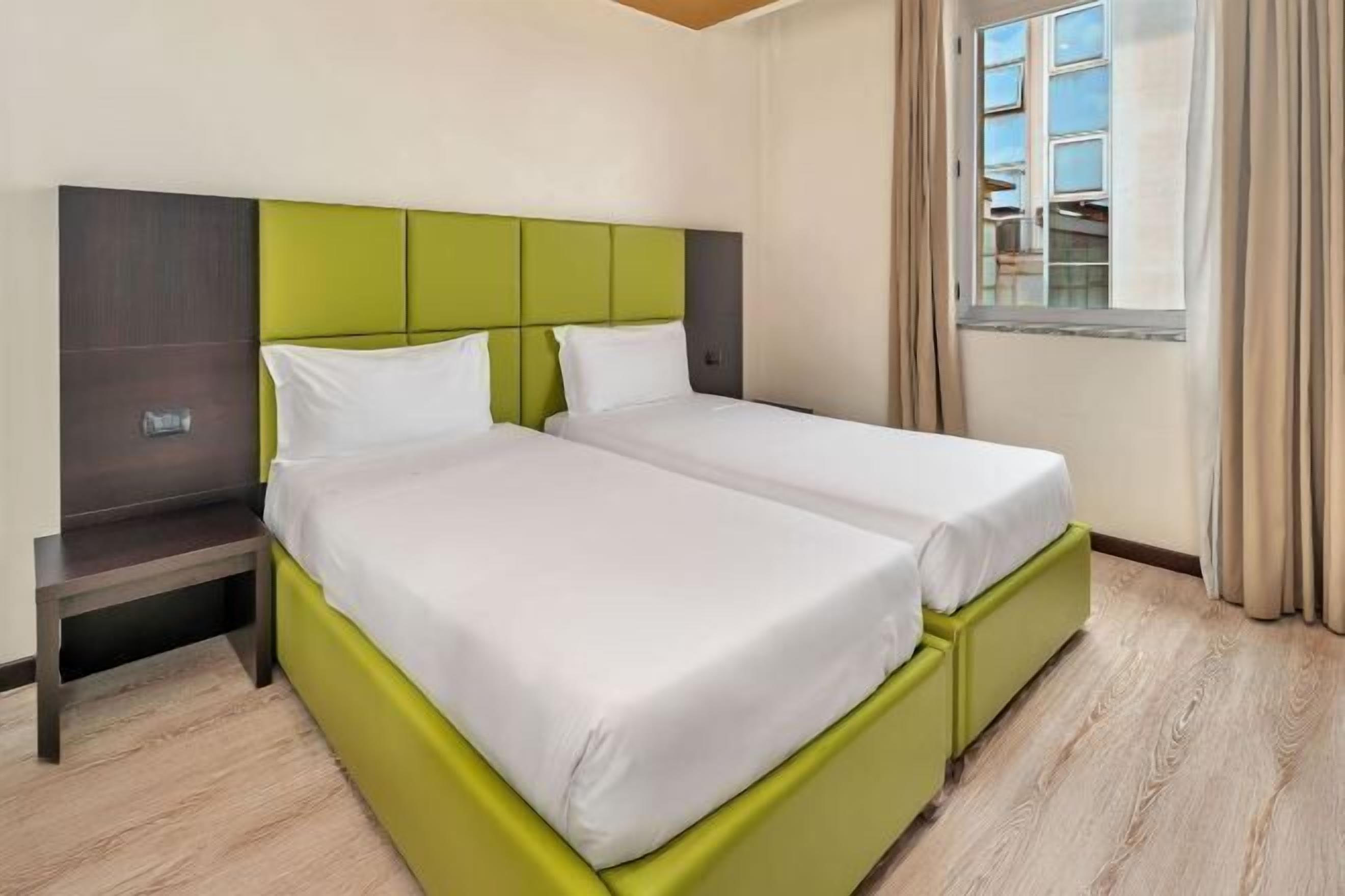 Ropa de cama de alta calidad, caja fuerte, escritorio y cortinas opacas