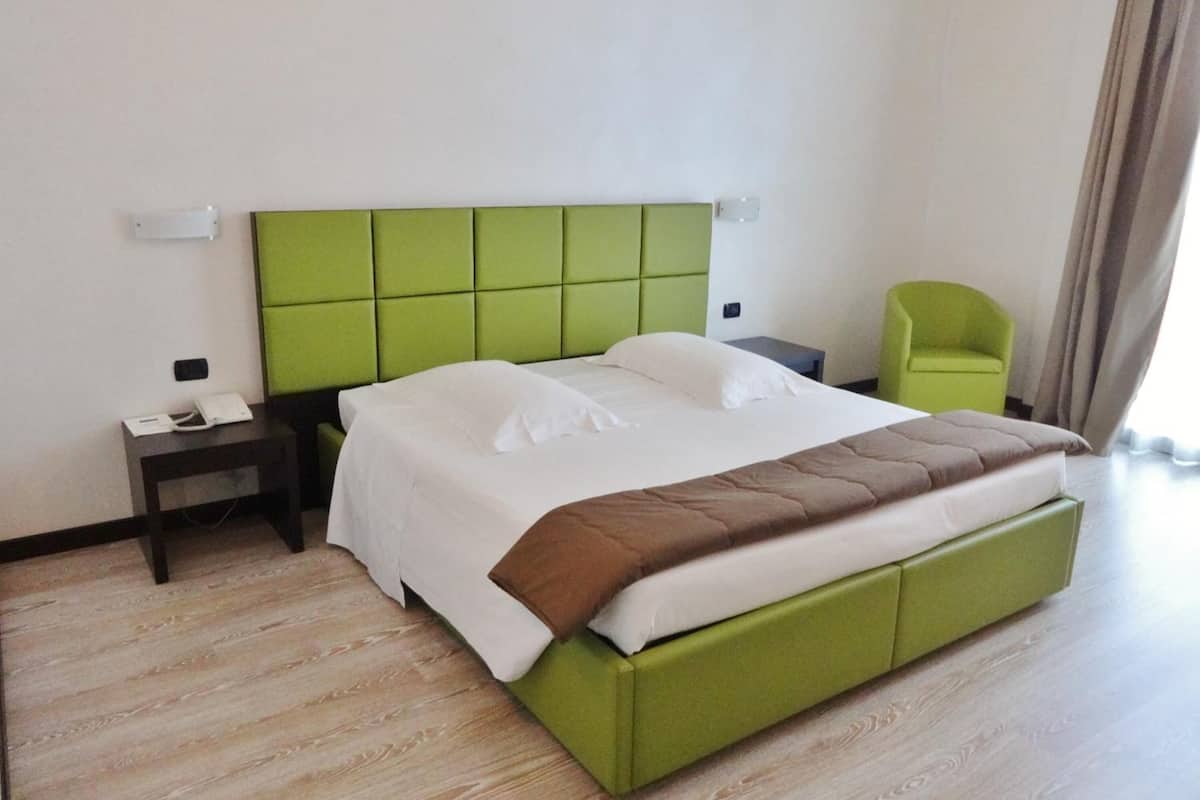 Ropa de cama de alta calidad y caja de seguridad en la habitación